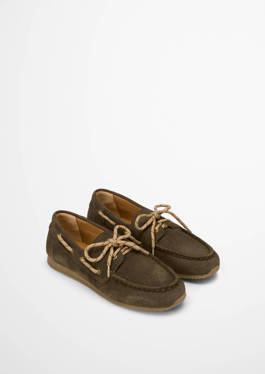 Boat shoe made from suede in a cord look