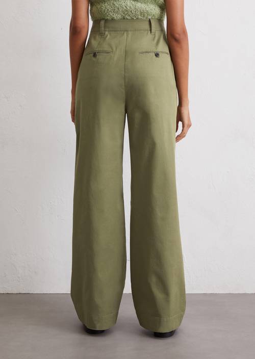 Wide pleated trousers made from stretchy organic cotton twill