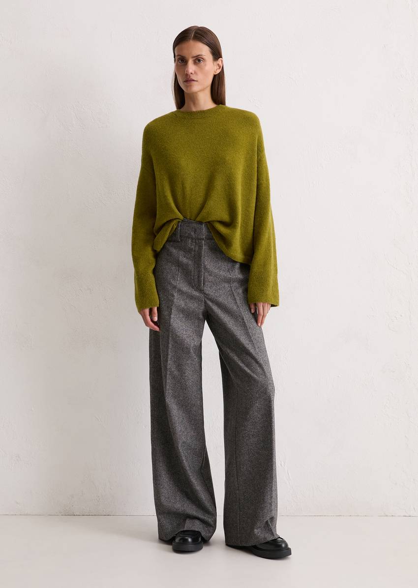 Sweater loose made from a virgin wool/alpaca wool mix