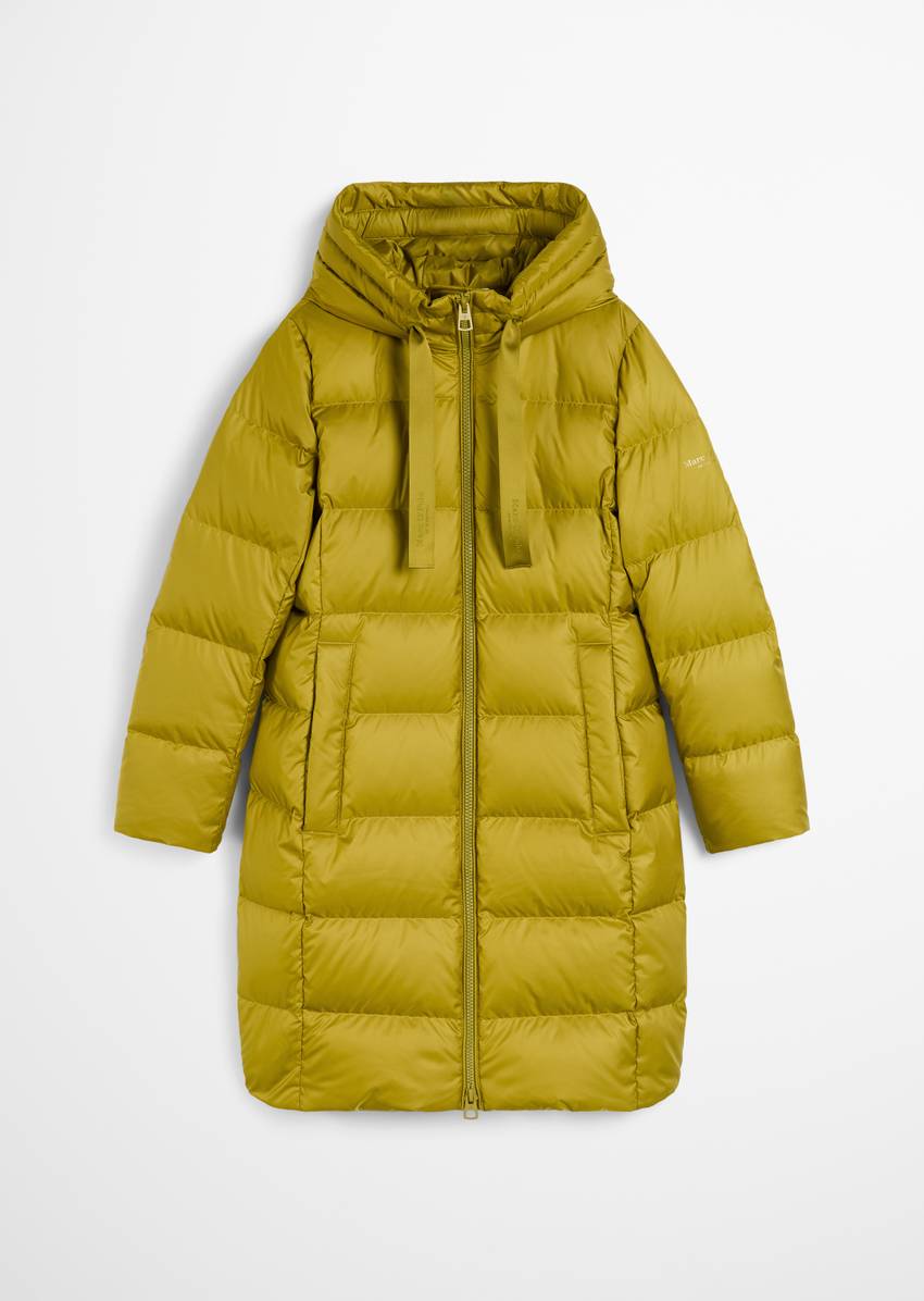 Hooded down coat shaped with water-repellent surface