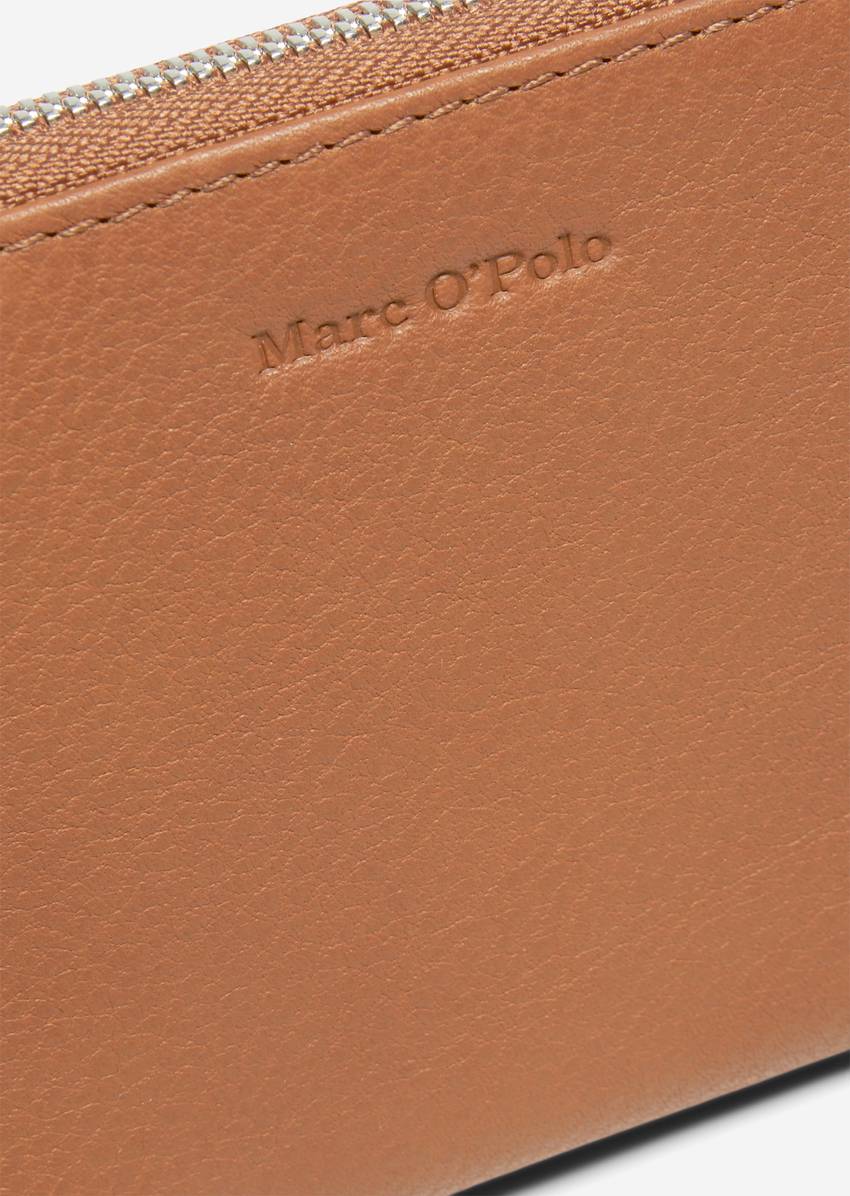 Zip purse made of high-quality leather material