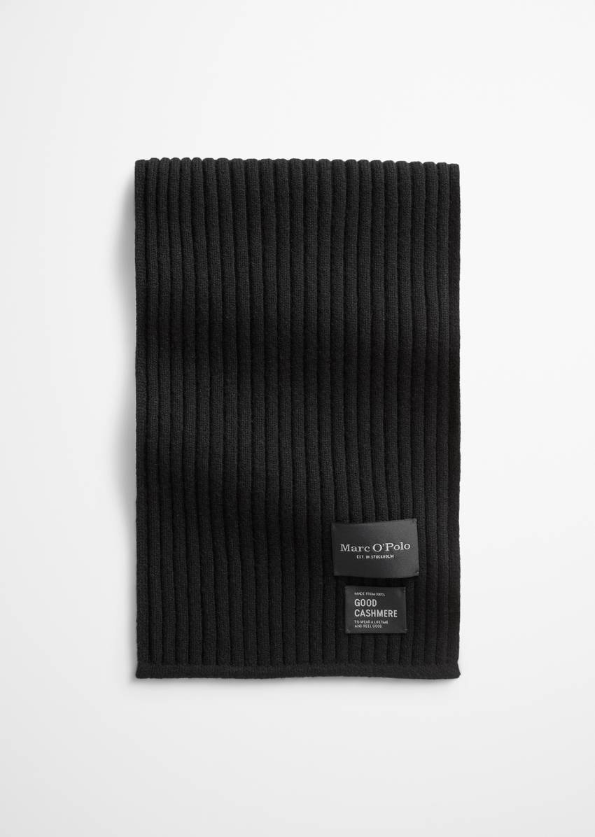 Knitted scarf made from the finest cashmere