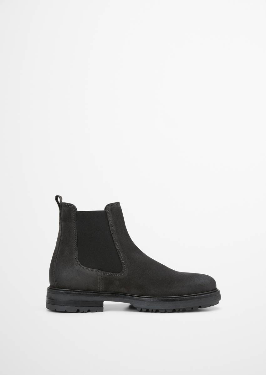 Chelsea boot made from fine suede cowhide