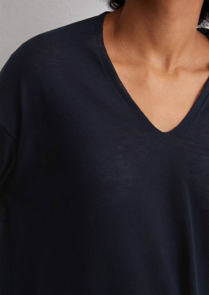 Fine knit sweater loose made from an organic cotton mix