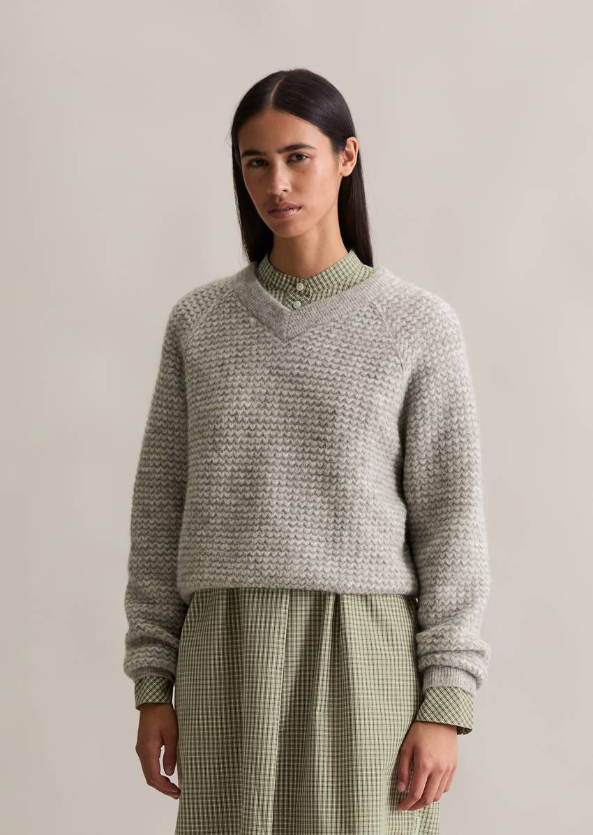 Cropped V-neck knitted sweater made from a soft virgin wool/alpaca wool blend