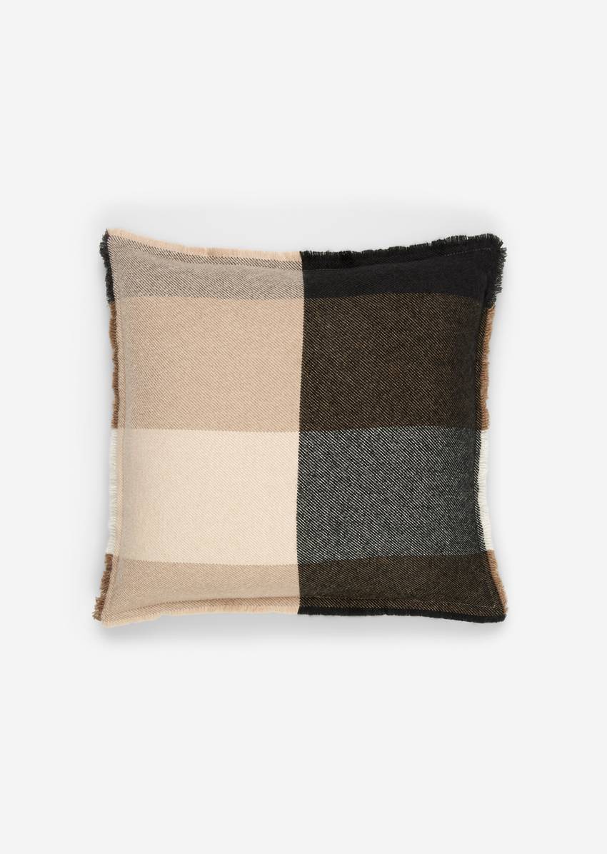 Decorative cushion model Eryk made from a soft twill blend