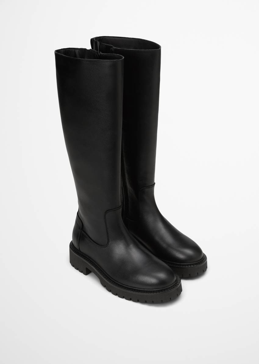 Long-shaft boots model Phia with a strong profile