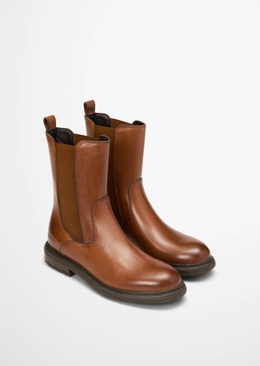 Chelsea boot made from fine cowhide