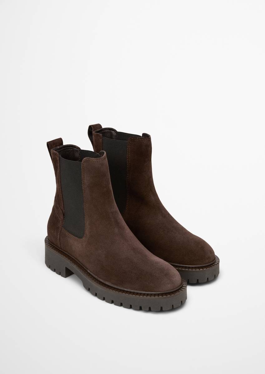 Chelsea boot with treaded sole