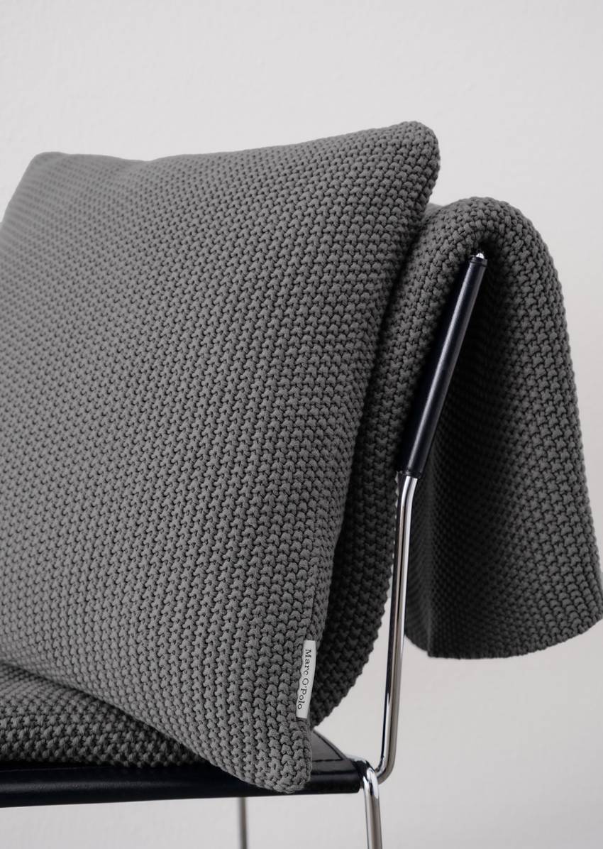 Plaid Model Nordic Knit made from pure organic cotton