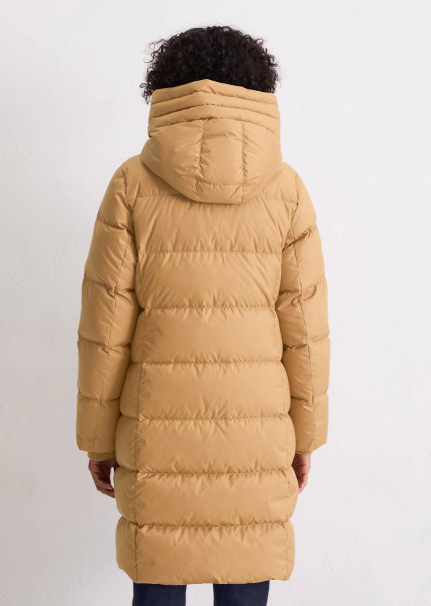 Hooded down coat shaped with water-repellent surface