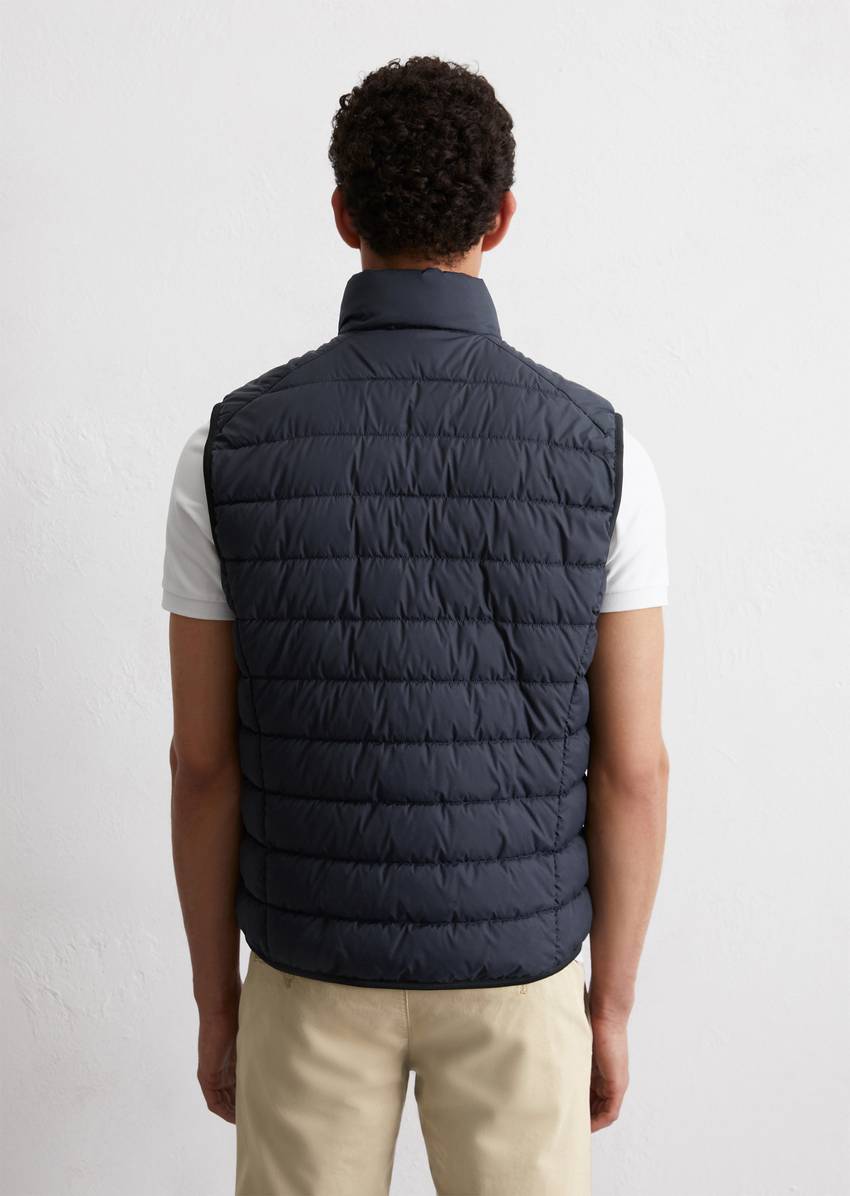 Regular quilted vest made of recycled fabric
