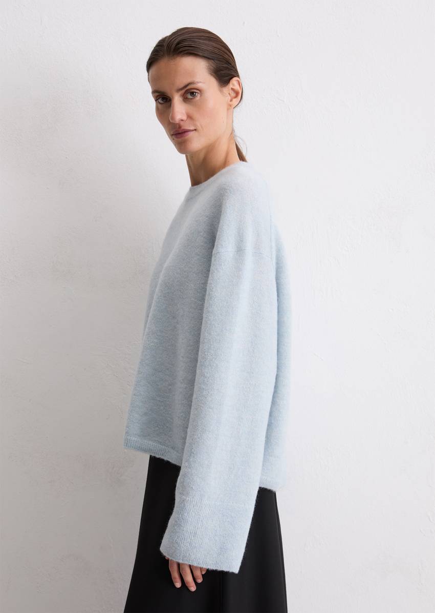 Sweater loose made from a virgin wool/alpaca wool mix