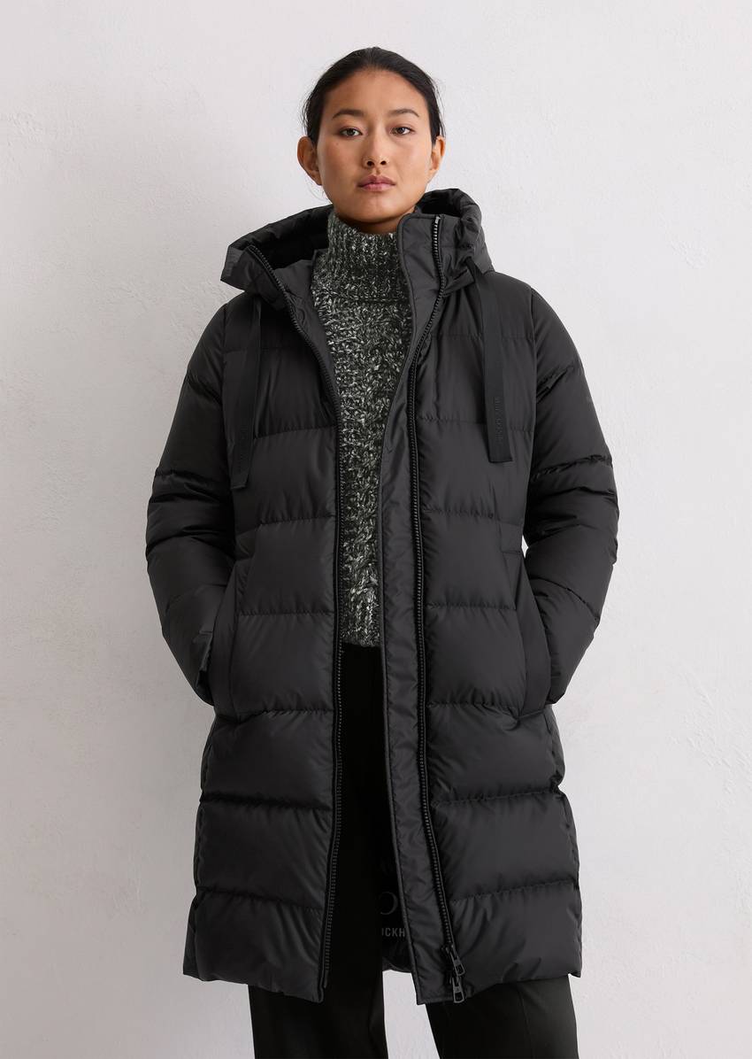 Hooded down coat shaped with water-repellent surface