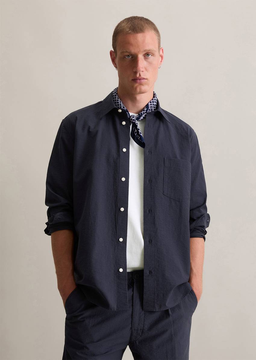 Regular shirt with a fine crinkle texture