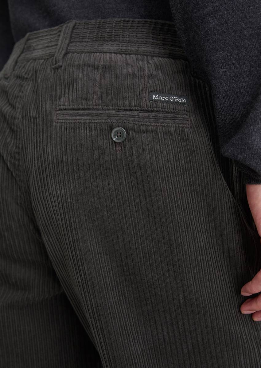 Relaxed corduroy trousers with wide ribbed structure