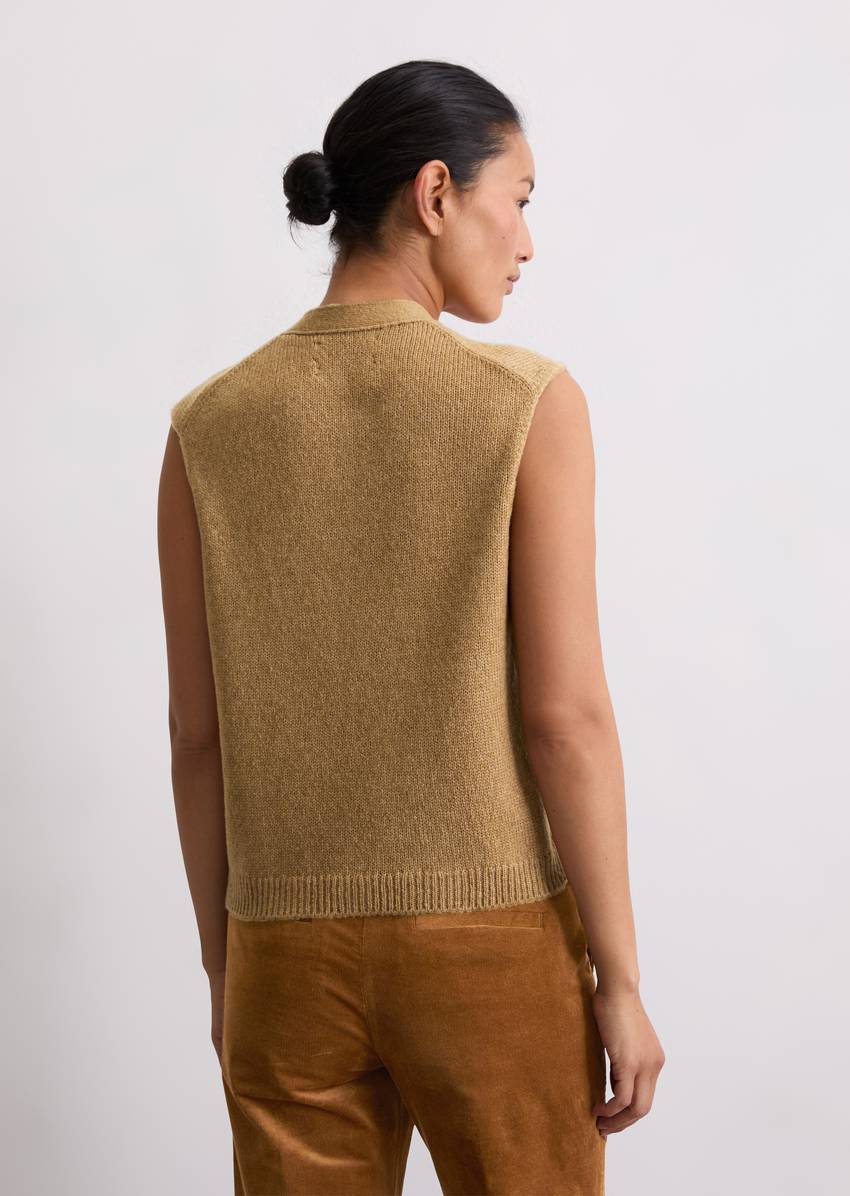 Sleeveless knitted vest relaxed made from a soft virgin wool blend