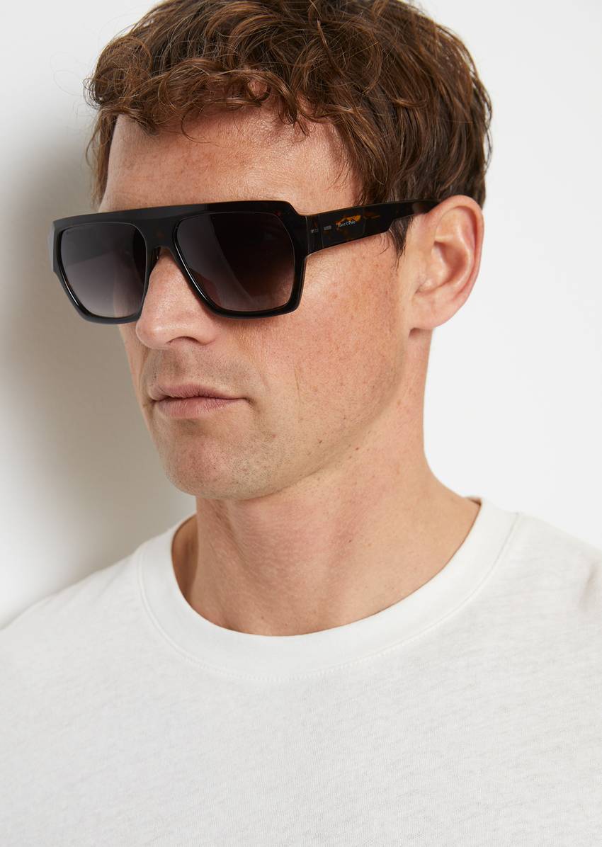 Unisex sunglasses in a modern rectangular shape