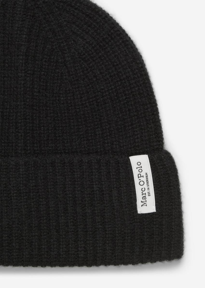 Knitted cap made from a merino wool mix