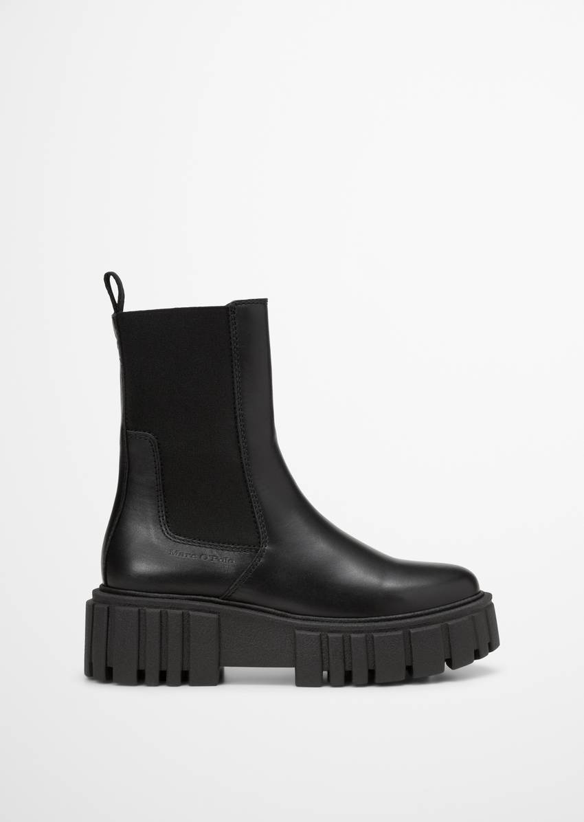 Chelsea boot model Christel with light platform sole