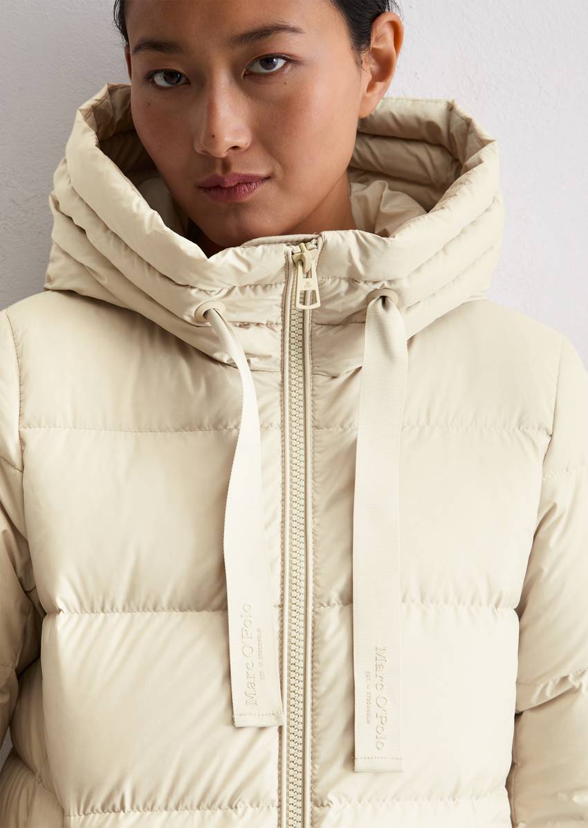 Hooded down coat fitted with water-repellent surface