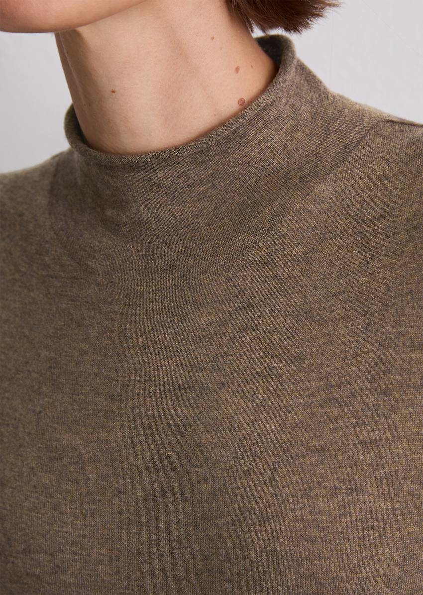 Turtleneck sweater slim made from a fine virgin wool/viscose blend