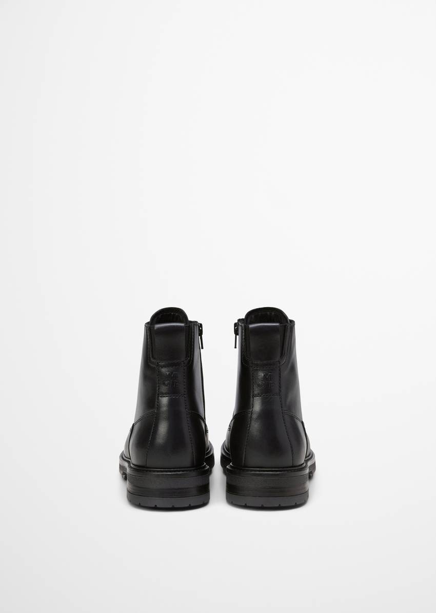 Lace-up boots with inner zipper and fur lining