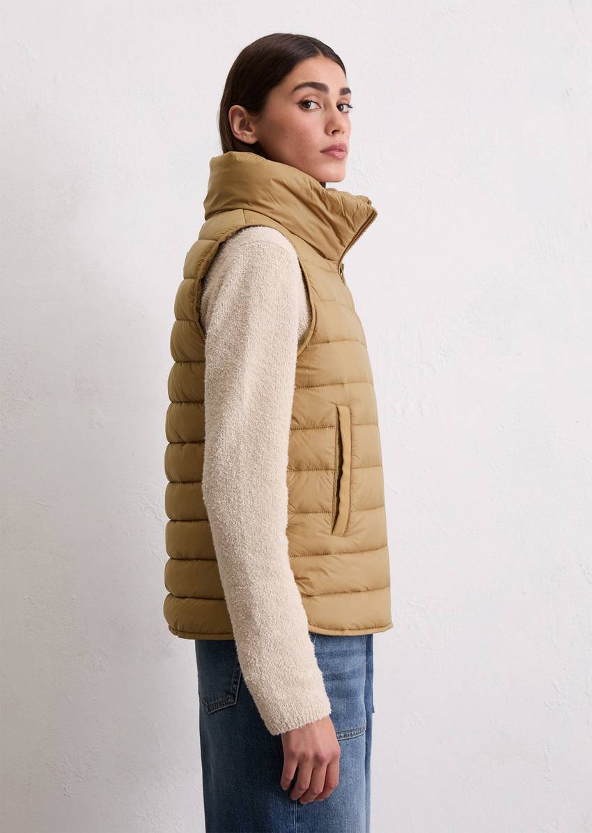 Lightweight quilted vest fitted with recycled materials