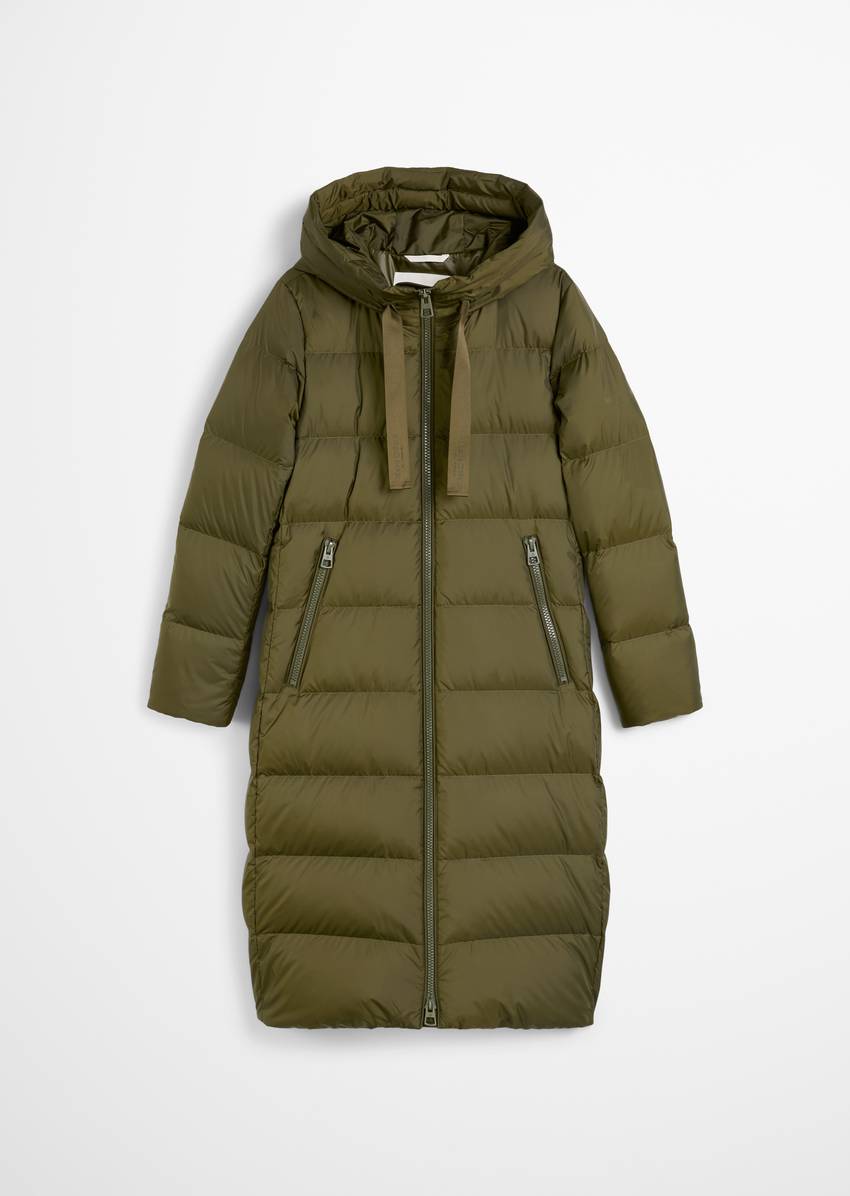 Hooded down coat fitted with water-repellent surface