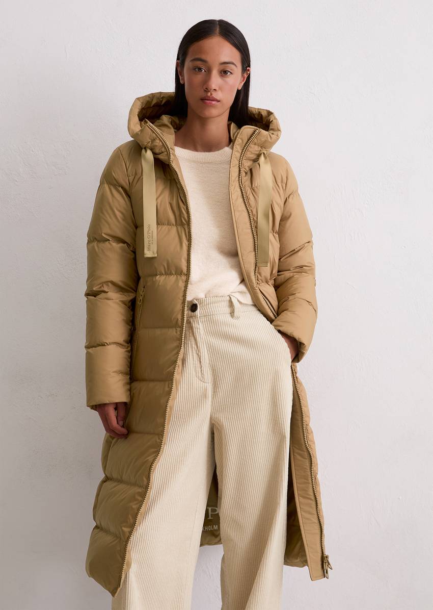 Hooded down coat fitted with water-repellent surface