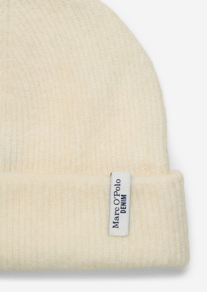 Knitted cap made from a virgin wool/alpaca wool mix