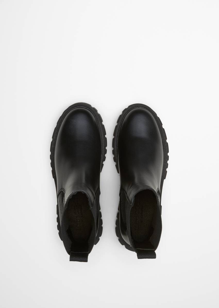 Chelsea boot model Christel with light platform sole