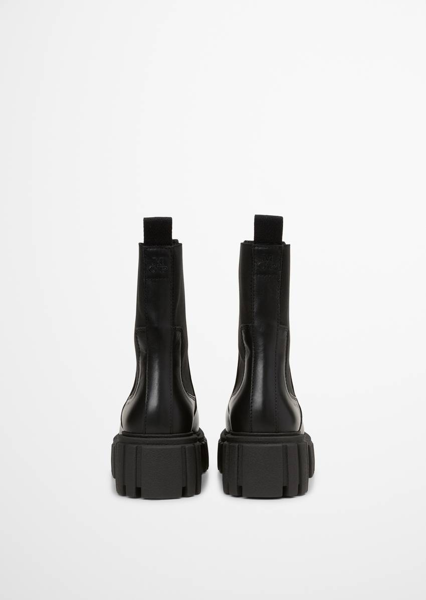 Chelsea boot model Christel with light platform sole