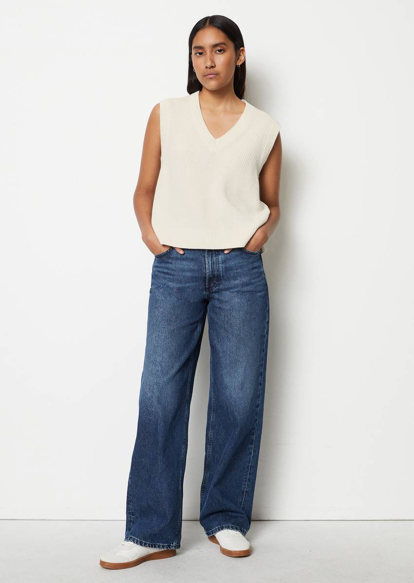 Sleeveless jumper in a regular fit made of pure organic cotton