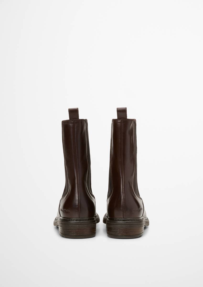 Chelsea boot made from fine cowhide