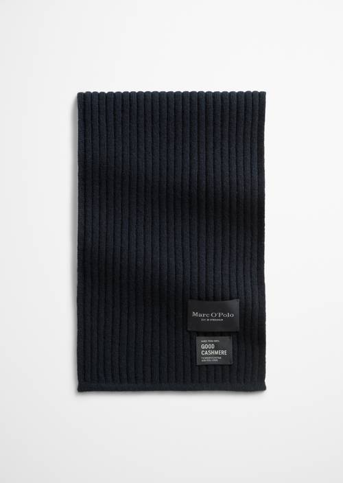 Knitted scarf made from the finest cashmere