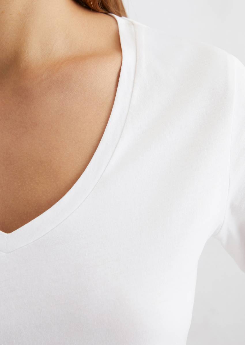 V-neck T-shirt, regular fit made of organic cotton