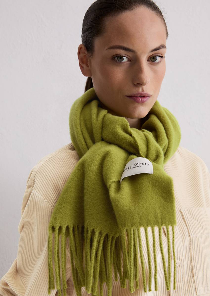 Scarf with fringes made from soft new wool