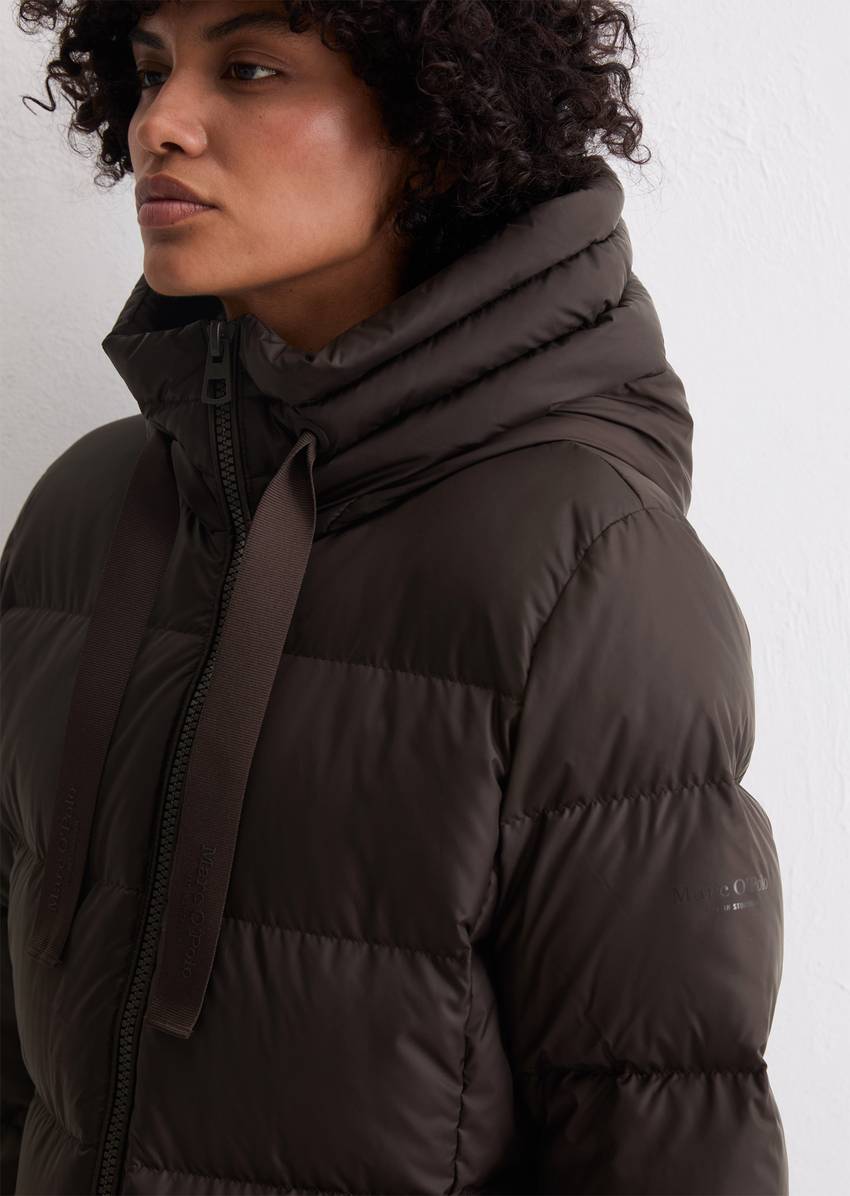 Hooded down coat shaped with water-repellent surface