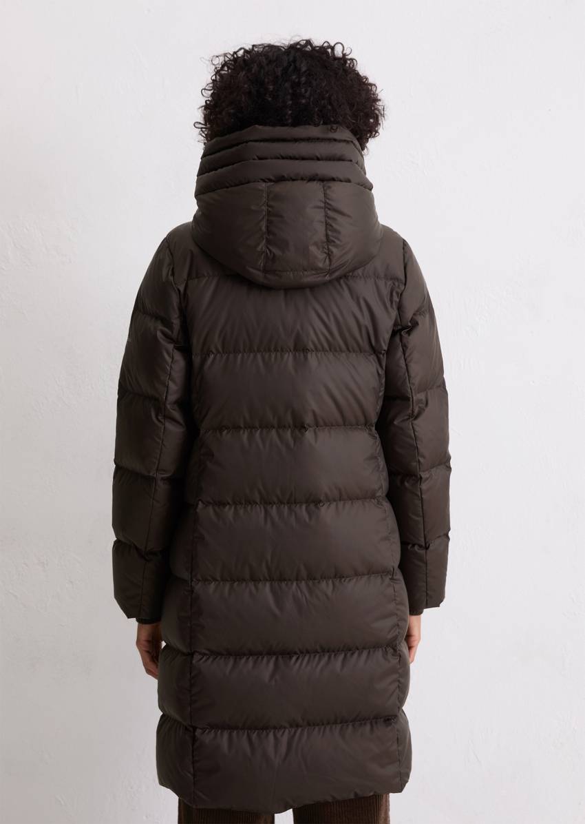 Hooded down coat shaped with water-repellent surface