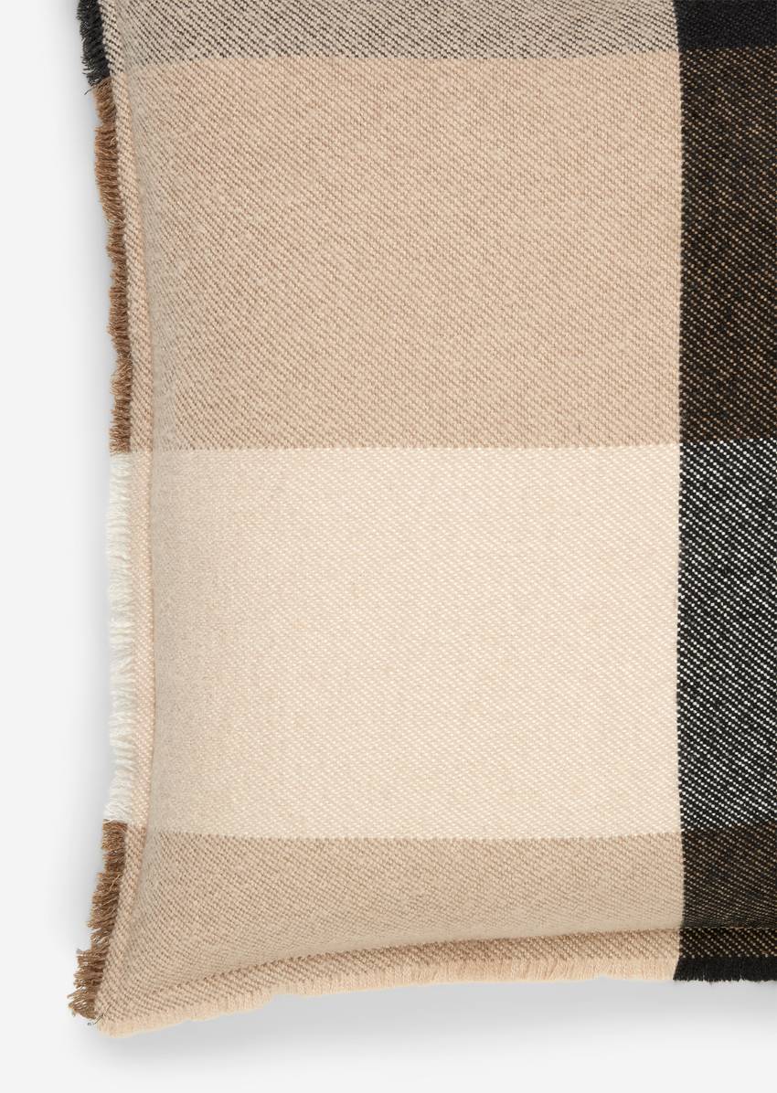 Decorative cushion model Eryk made from a soft twill blend