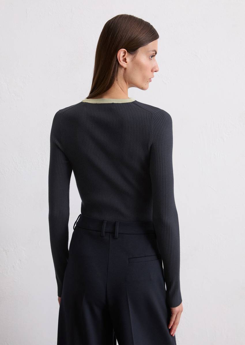 Sweater Travel Collection made from a viscose blend