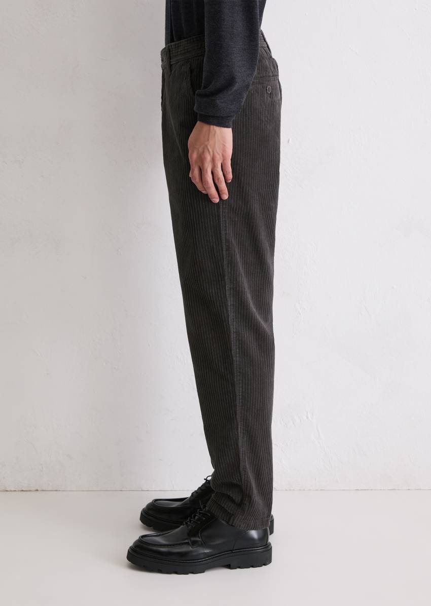 Relaxed corduroy trousers with wide ribbed structure