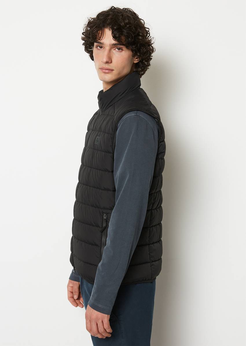 Regular quilted vest made of recycled fabric