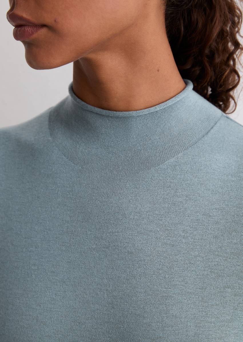 Turtleneck sweater slim made from a fine virgin wool/viscose blend