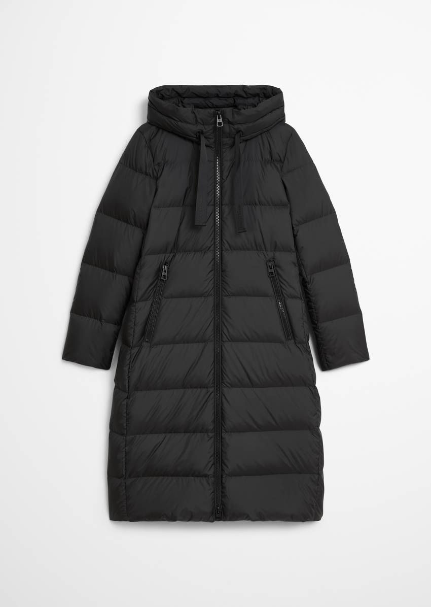 Hooded down coat fitted with water-repellent surface