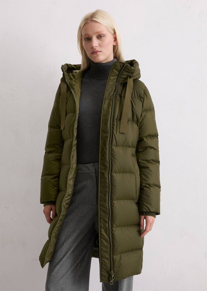 Hooded down coat shaped with water-repellent surface