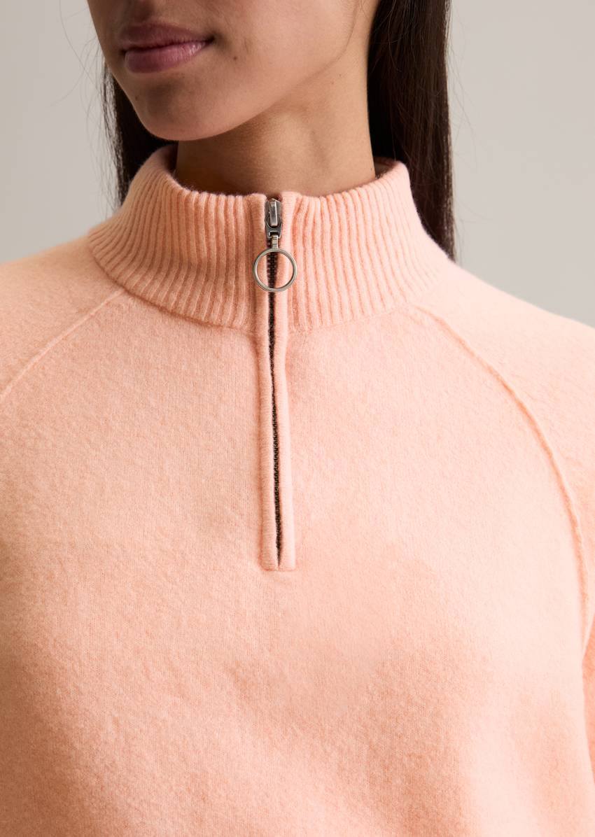 Troyer cropped made from a fluffy virgin wool blend