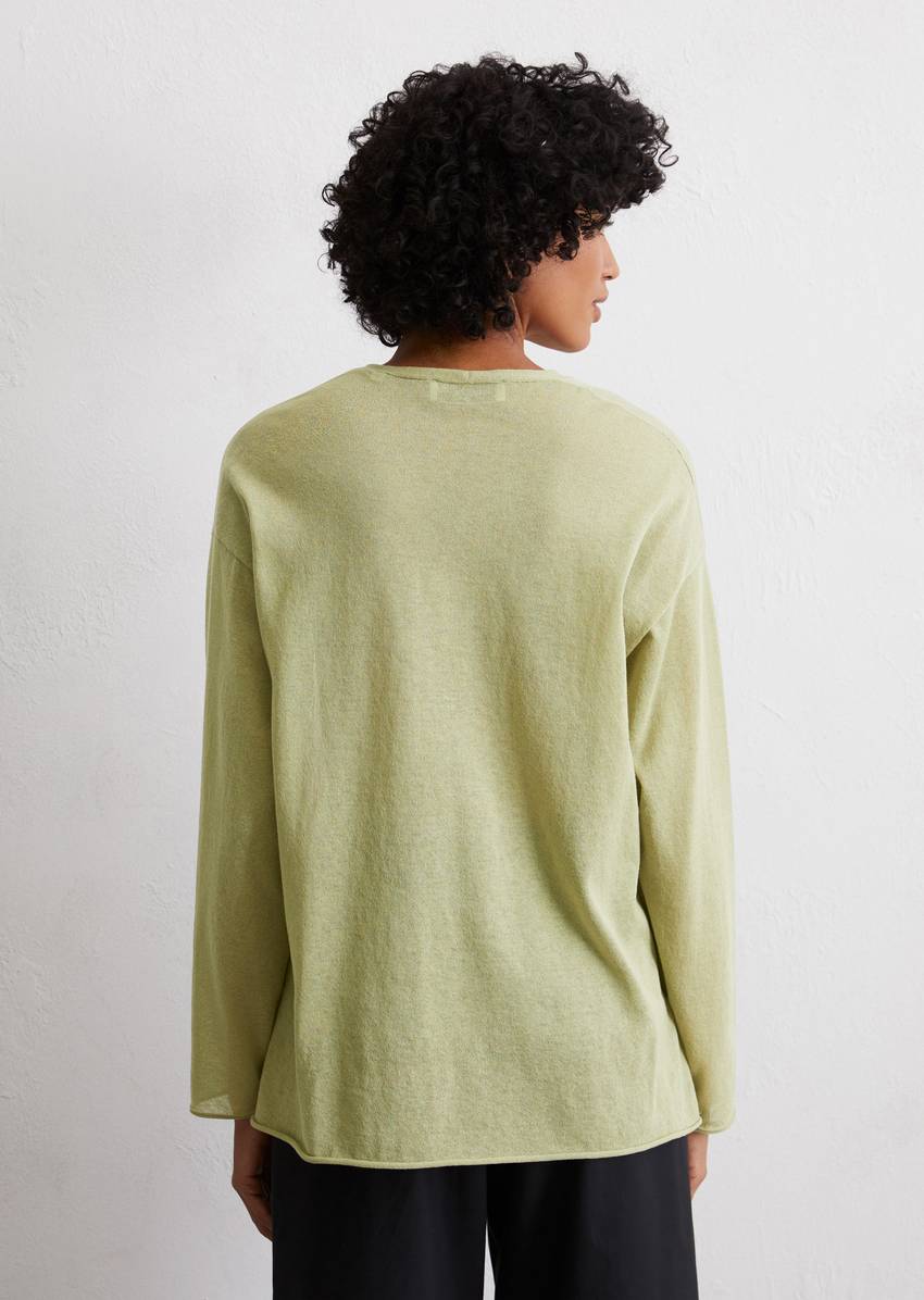 Fine knit sweater loose made from an organic cotton mix