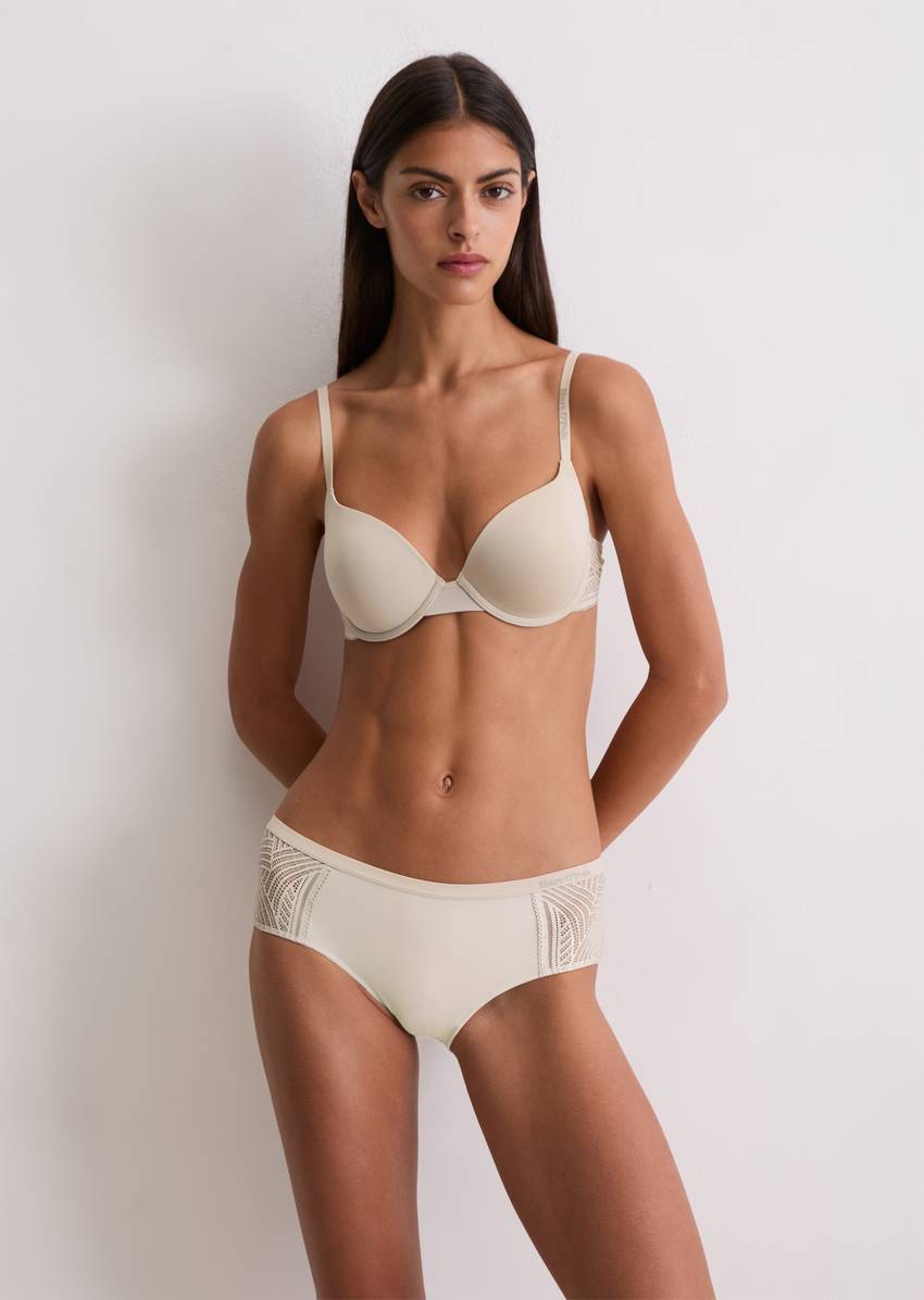 T-shirt bra with underwire and lace